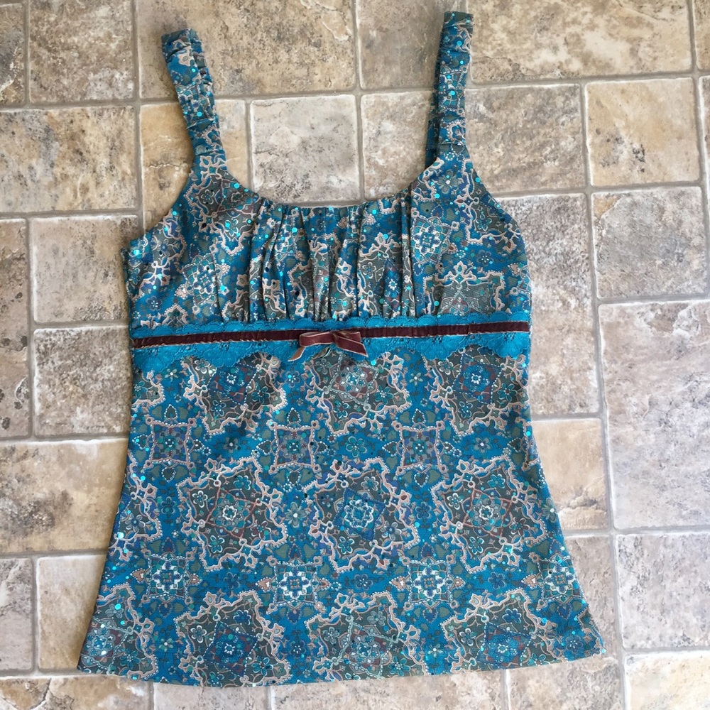 Turquoise patterned tank
